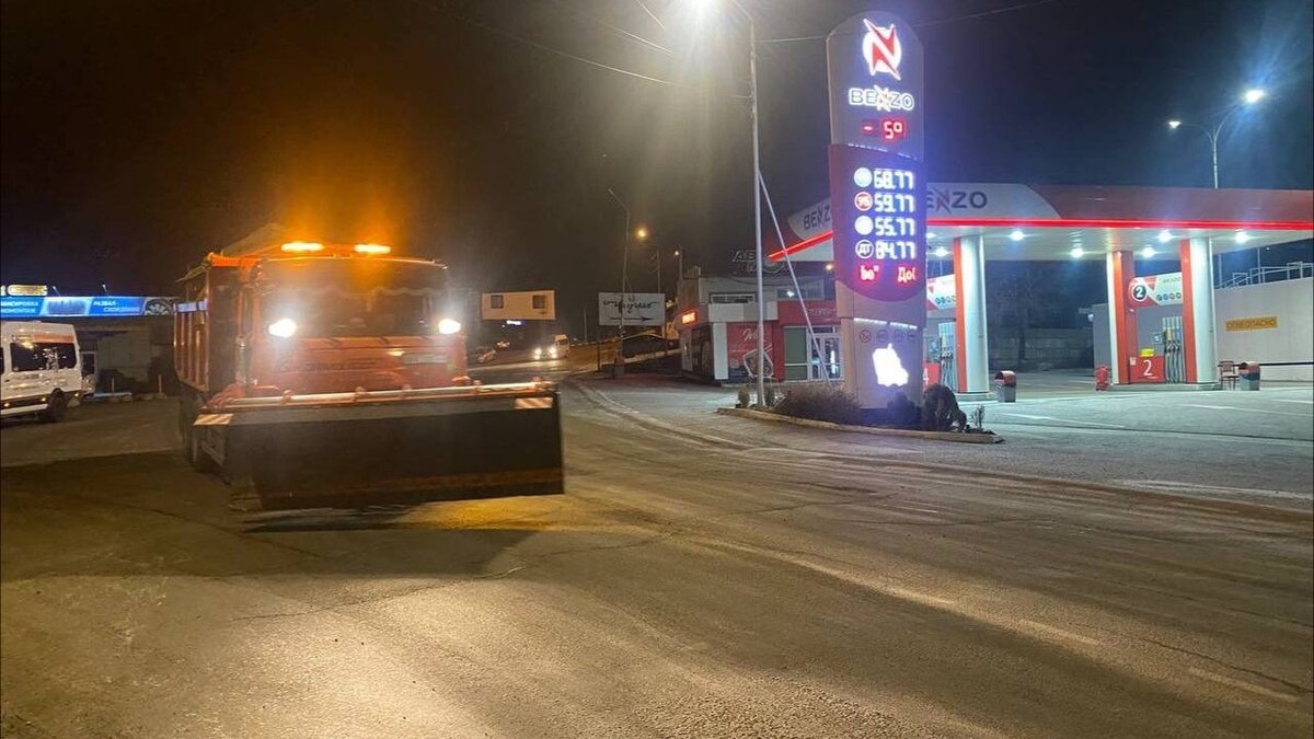     В столице Приморья полным ходом ведется работа дорожных служб. Об этом сообщает администрация Владивостока. С 5:30 специалисты посыпают реагентами проезжую часть по всему городу и на объездной трассе.