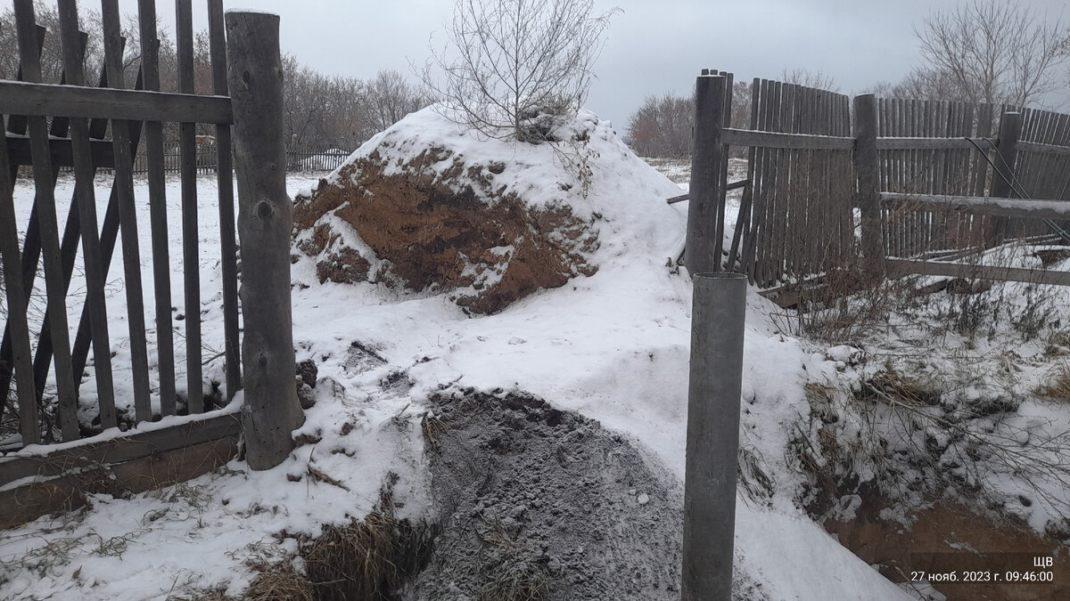 а это куча, которую надо закидать во внутырь ямы. но она уже смерзлась... Хотя... Может  и оттает еще в этом году... Всякое нончи быть может

