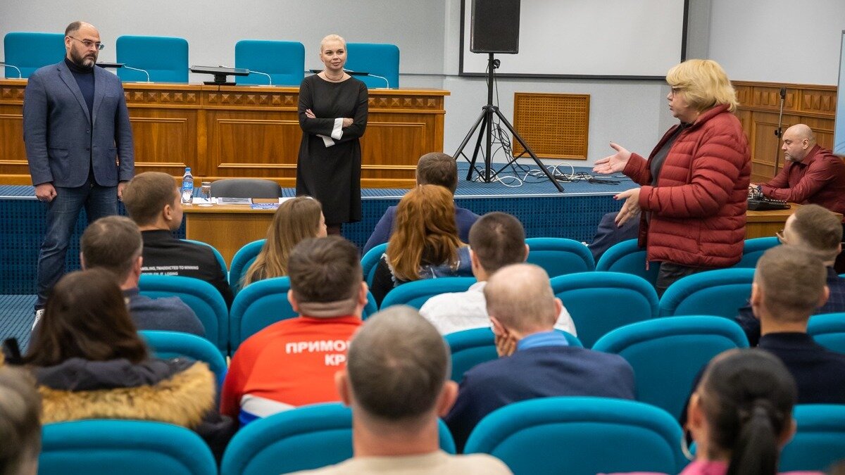     Во Владивостоке уже не первый год уделяется самое серьёзное внимание развитию физкультуры и спорта. Подтверждением тому стала встреча главы краевого центра Константина Шестакова с руководителями спортивных федераций.