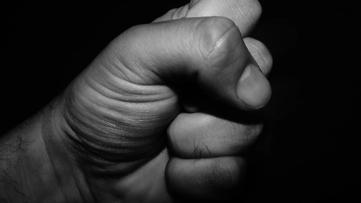     В Сургуте две компании молодых людей устроили драку прямо на проезжей части. В конфликт вмешались водители.