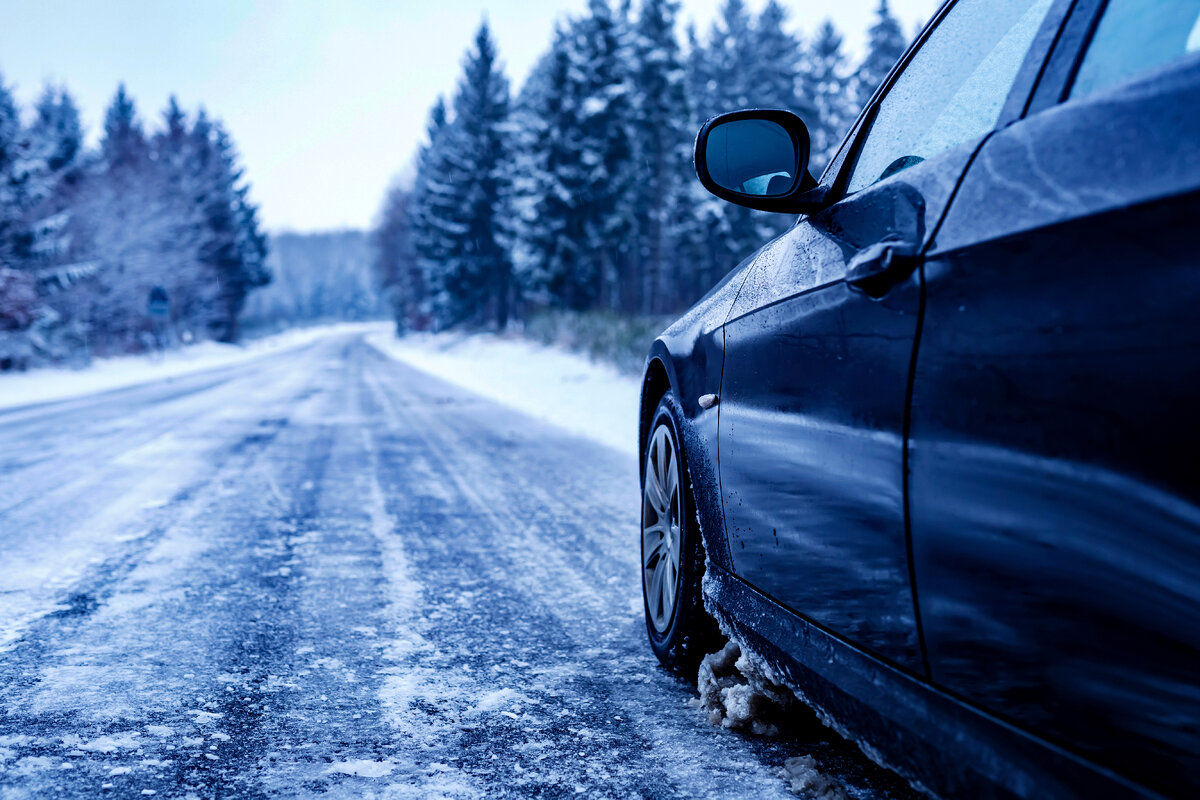 <a href="https://ru.freepik.com/free-photo/black-car-on-an-iced-road-surrounded-by-trees-covered-with-snow_16607641.htm#query=%D0%BC%D0%B0%D1%88%D0%B8%D0%BD%D0%B0%20%D0%BD%D0%B0%20%D0%B7%D0%B0%D1%81%D0%BD%D0%B5%D0%B6%D0%B5%D0%BD%D0%BD%D0%BE%D0%B9%20%D1%82%D1%80%D0%B0%D1%81%D1%81%D0%B5&position=1&from_view=search&track=ais&uuid=7d80fa23-b9af-4822-8f17-72146ecc926e">Изображение от wirestock</a> на Freepik