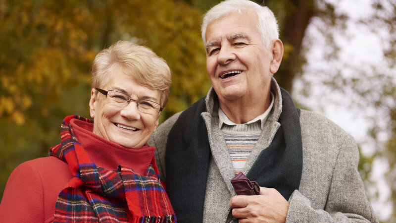     Осень. Пожилая пара. freepik.com/gpointstudio.