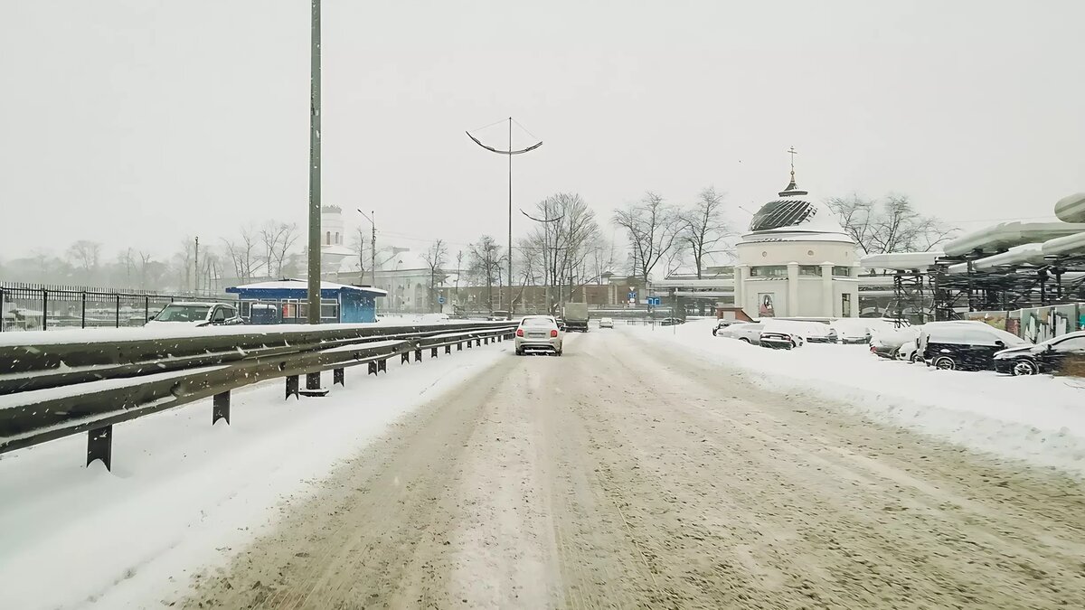     Сразу три автомобиля попали в ДТП на трассе в районе Де Фриза во Владивостоке. Судя по словам очевидцев, в аварию попал Toyota Land Cruiser Prado.