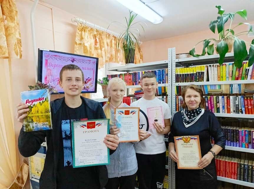 Участники литературного вечера Степан Белов (слева) Ульяна Меркурьева и Сергей Рогожников с педагогом школы № 12 Светланой Хасановой