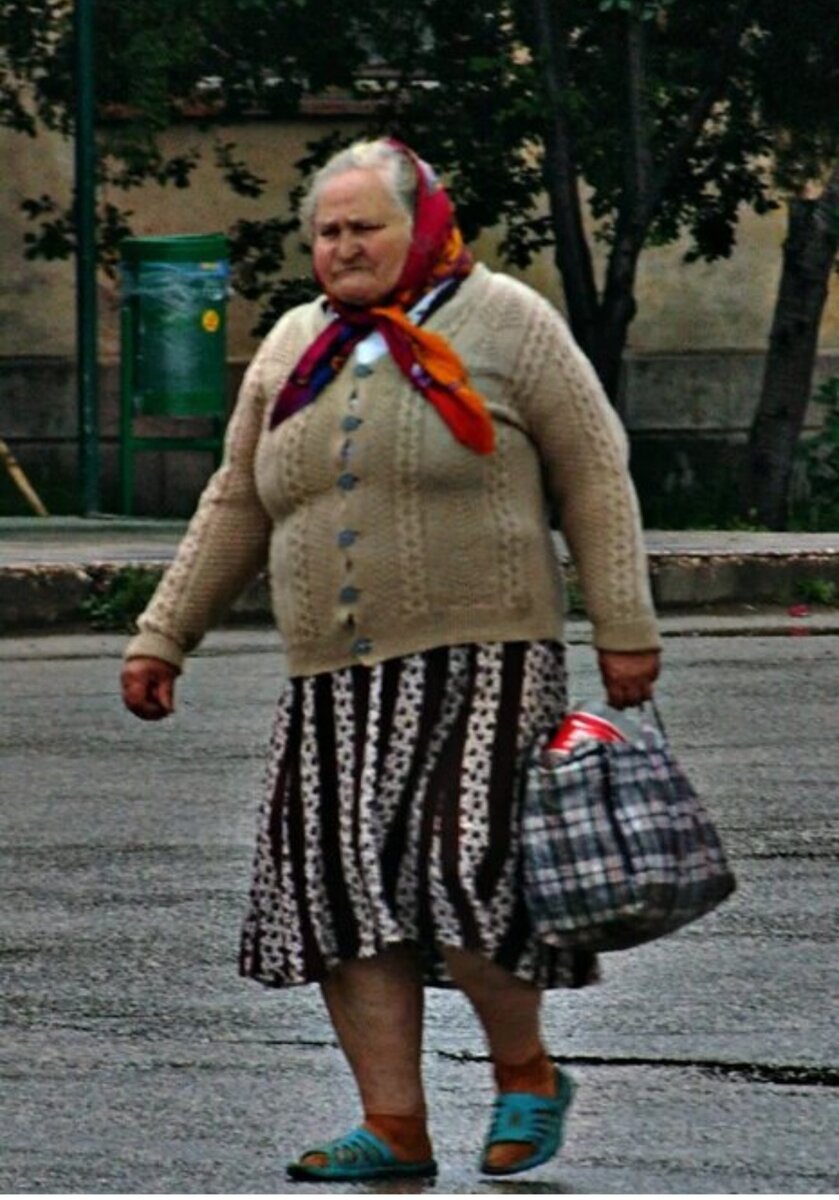 Тетя пошла. Бабушка в юбке. Наряд бабушки. Одежда для толстых старух. Образ бабки.