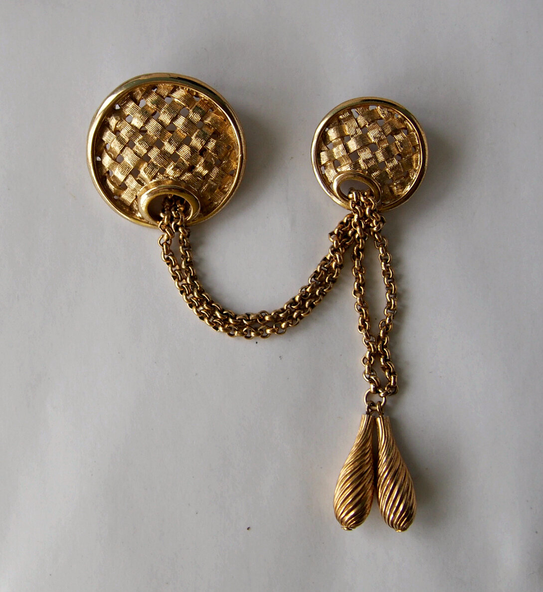 Фото автора. Брошь шатлен от компании Sarah Coventry Woven Classic, 1964 г