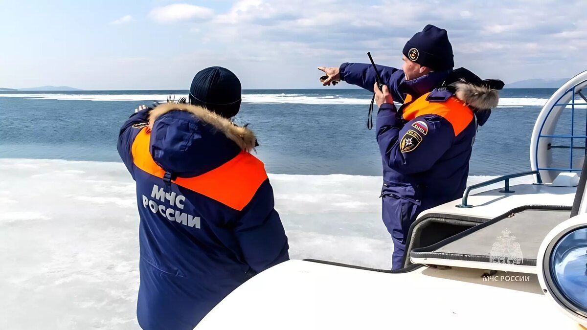    В Приморье устанавливается ледяной покров на воде. Этот факт буквально манит к себе незадачливых рыбаков и детей.