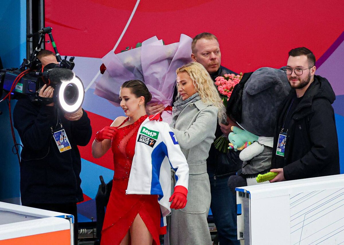 Камила Валиева после проката короткой программы. Рядом Этери Тутбердизе, Сергей Дудаков и Георгий Похилюк. Даниил Глейхагауз находился в Японии с Никой Эгадзе. Фото из открытых источников.