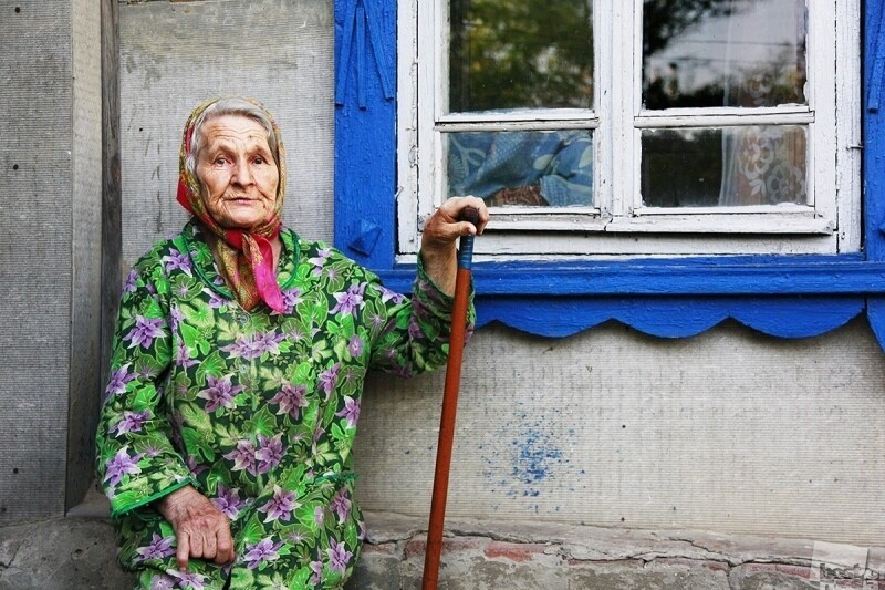 Моя бабушка живет в другом городе. Старушка на крыльце. Деревенский дом старушка. Деревенская бабушка. Бабушка в деревне.