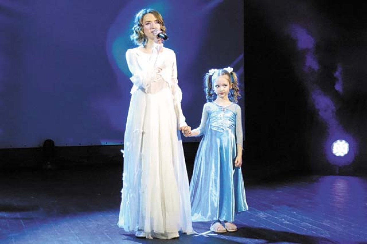    Дочь актрисы уже выступала с мамой на сцене.