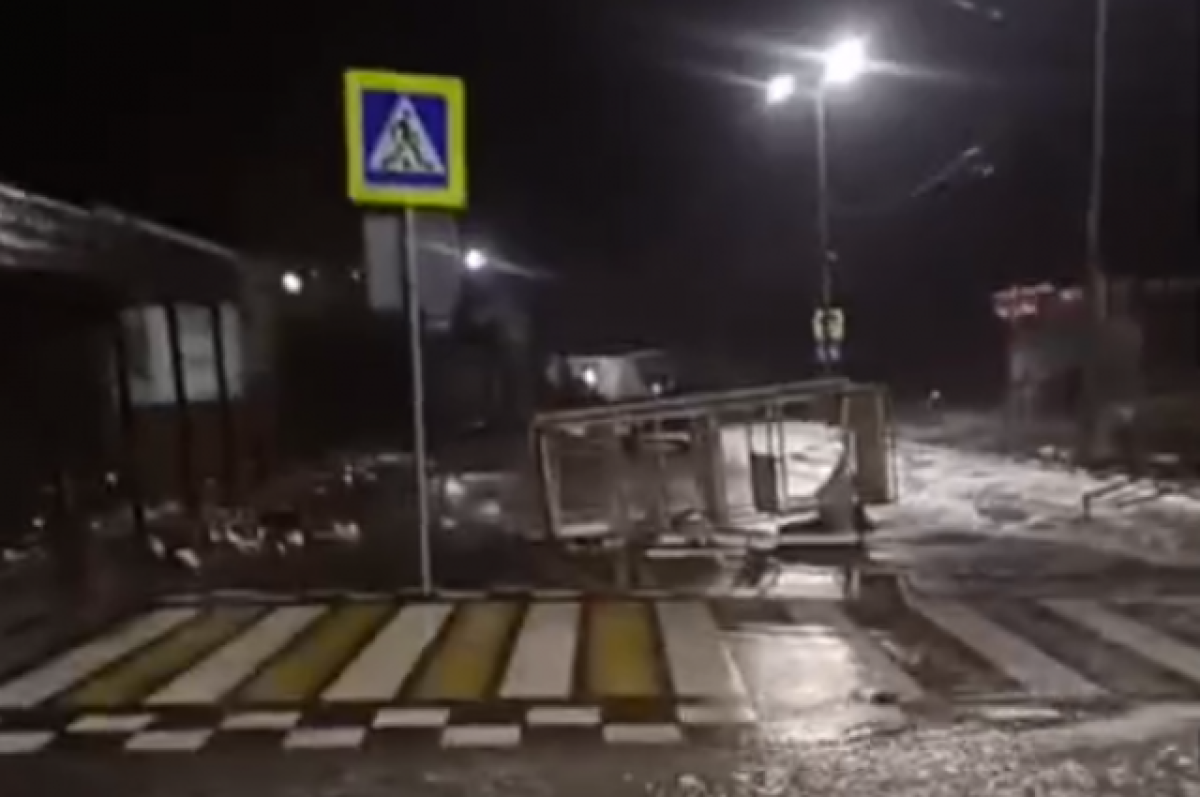    Конструкции с пляжа выбросило на проезжую часть в селе Широкая Балка