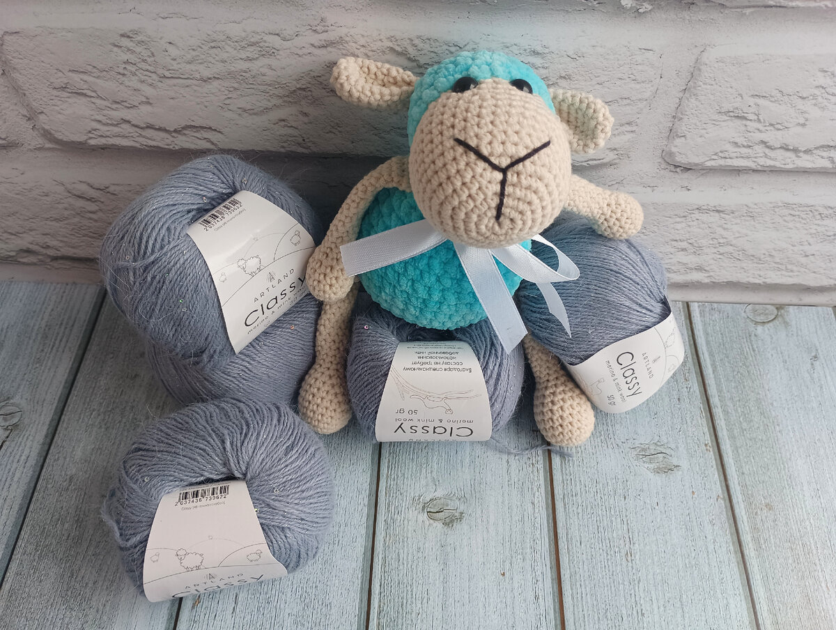 Вместе с пряжей у меня появилась помощница Глафира, с ней мы очень быстро распотрошили новые моточки😁