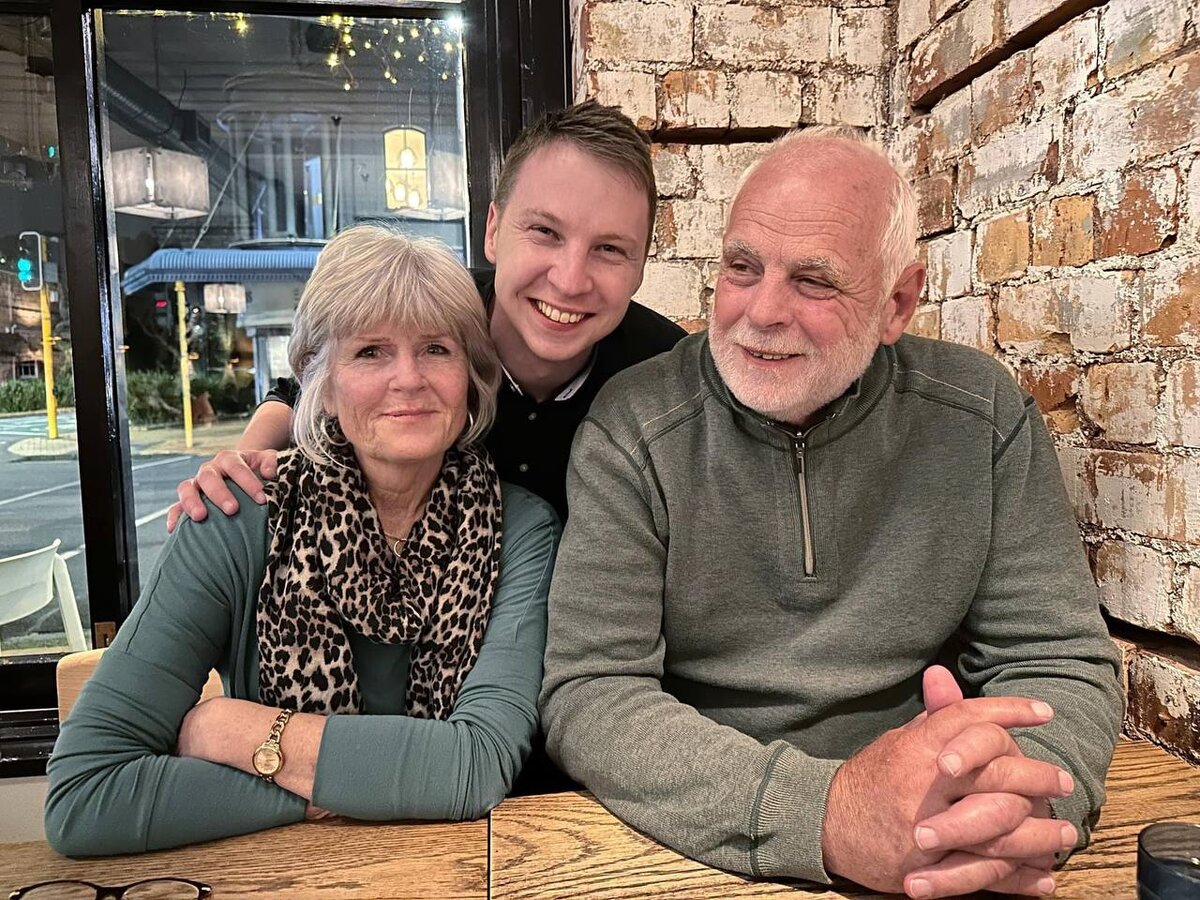 Алекс с приемными родителями. Фото: личный архив