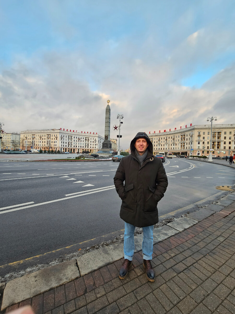 Площадь Победы. Стелла и надпись на домах: "Подвиг народа бессмертен"