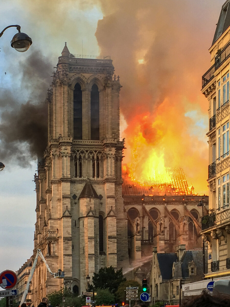Пожар собора Парижской Богоматери. Фото из Википедии.