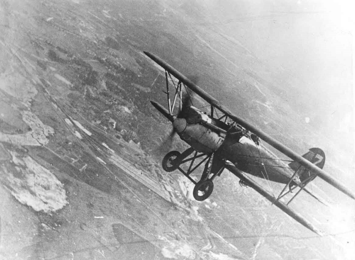 Серийный истребитель И-3, разработанный ЦКБ авиапромышленности под руководством Н.Н. Поликарпова. Самолет на снимке имеет бомбодержатели