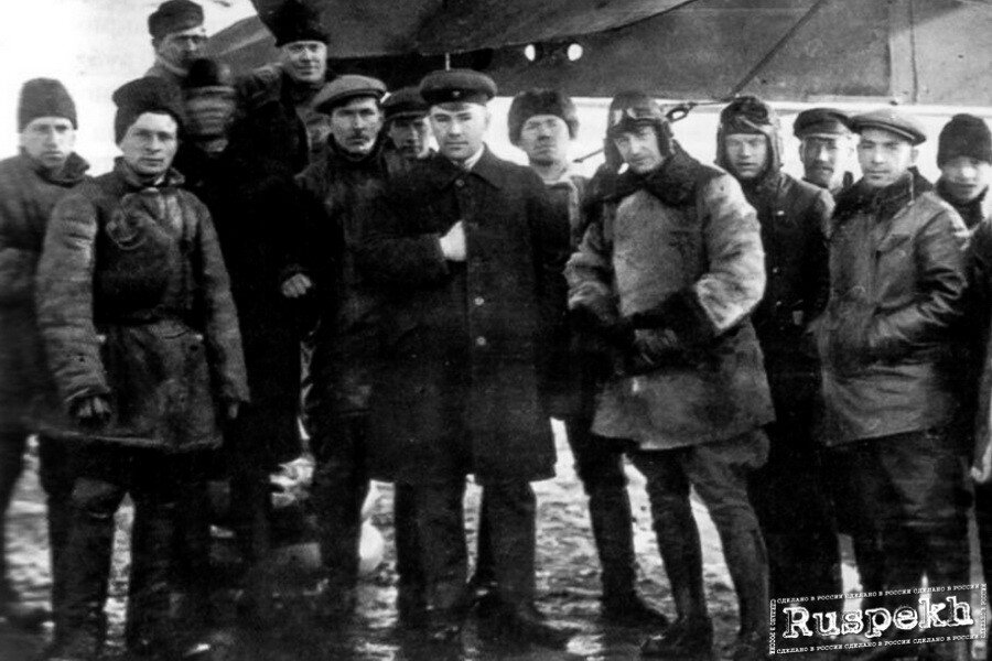 Николай Николаевич Поликарпов стоит в центре в инженерской фуражке с рабочими и летчиками Государственного авиационного завода №1 – 1920-е годы