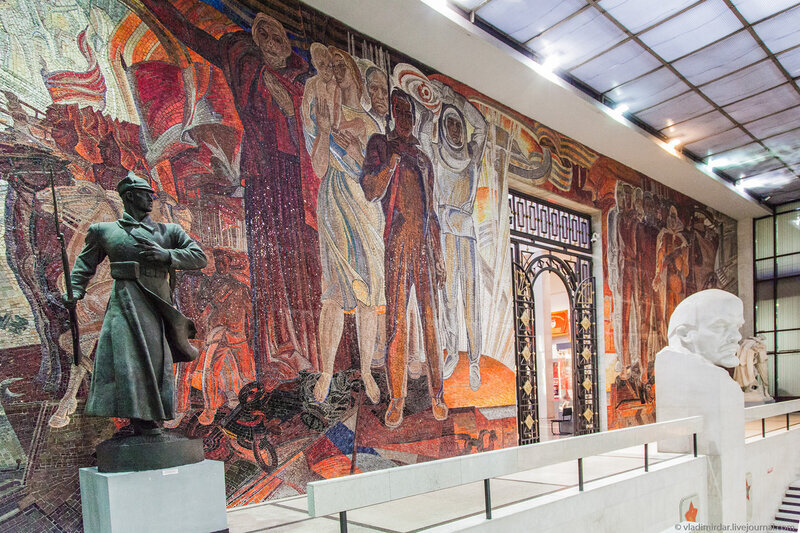 Мозаичное панно в центральном музее Вооруженных Сил, на изображении красноармеец и рабочие топчут Российский Государственный Триколор