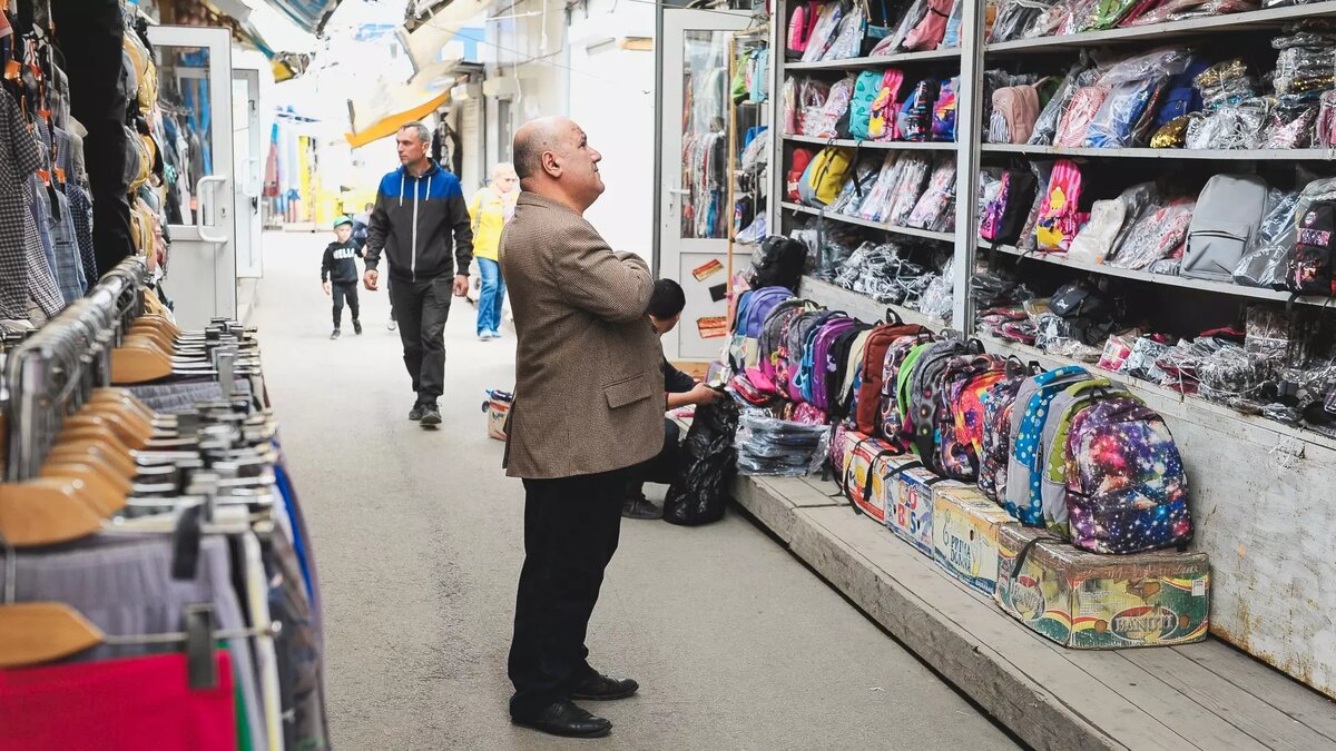     В магазине Глазова выявили факт продажи контрафактной детской одежды с изображением персонажей мультфильма «Лунтик и его друзья». Продавца наказали за нарушение исключительных авторских прав.