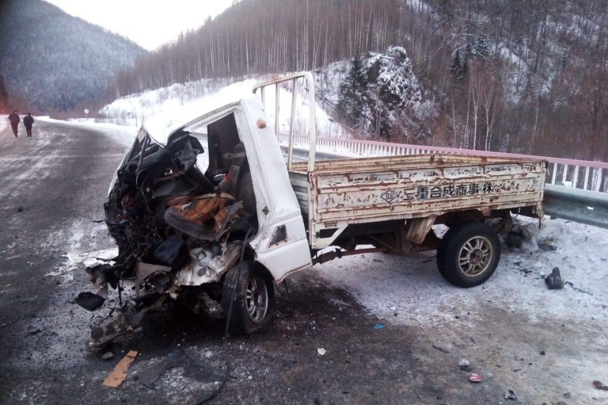    В Хабаровском крае водитель фургона разбился насмерть, врезавшись в фуру