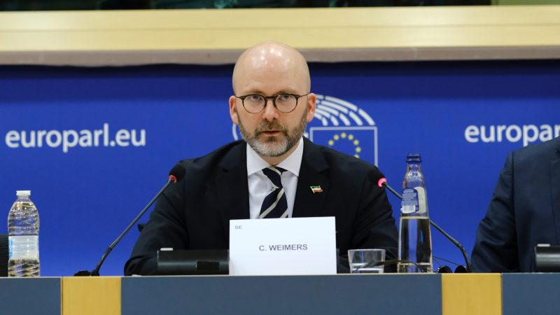 "ЕС - это политический проект, идущий в неправильном направлении", - заявил на конгрессе вице-президент ECR Чарли Веймерс..