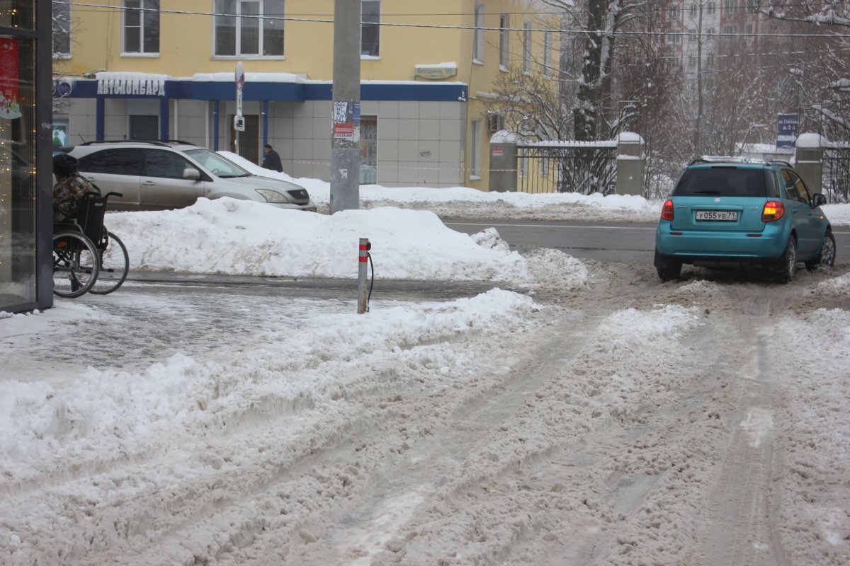    На тульских дорогах после снегопада образовалось снежное месиво и слякоть