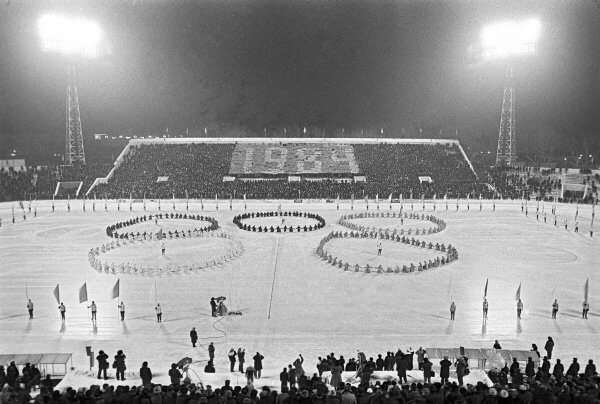 Фото взято из открытых источников. На поле наши девчонки в сарафанах и валенках. А на трибуне с цифрами "1984" где-то стою я, поднимая в руках заветный флажок.