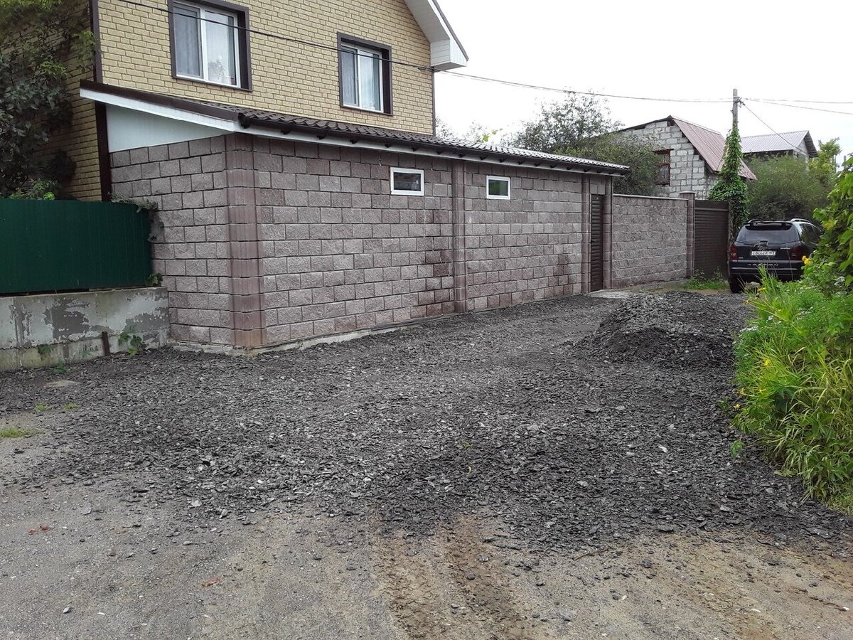 Вид на дом со стороны дачного проезда - обратите внимание на коричневую калитку