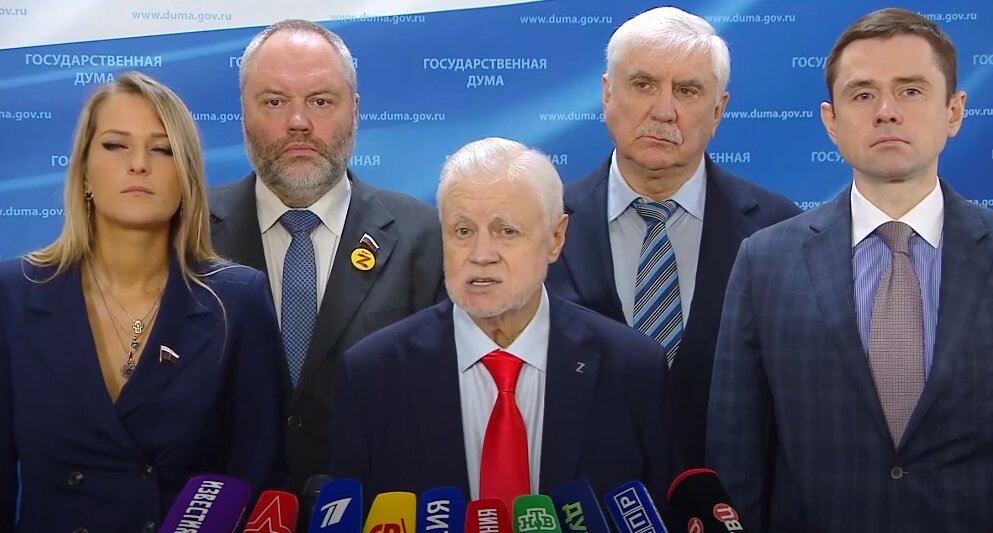 депутаты перед пленарным заседанием