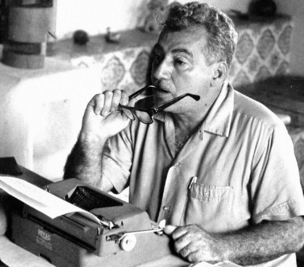 писатель за работой