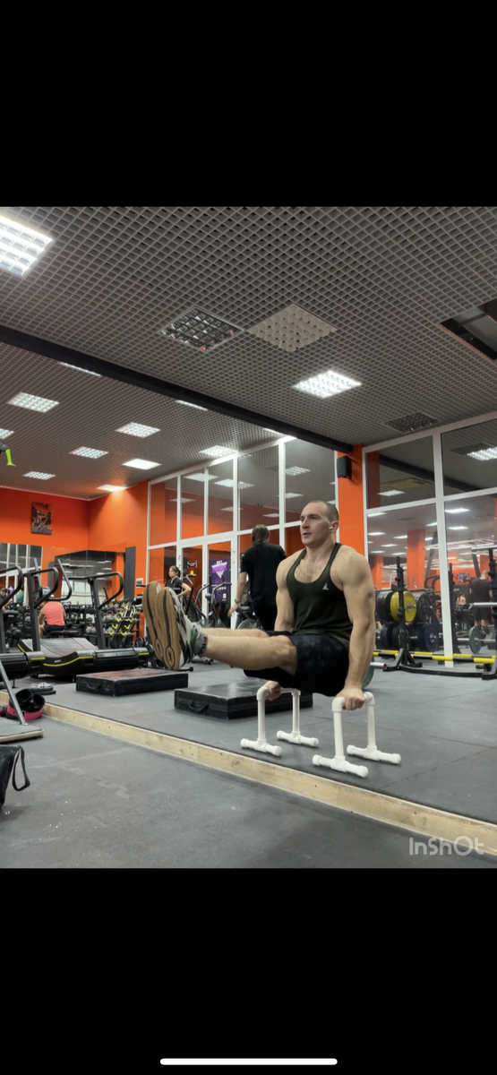 Уголок на паралетах. 