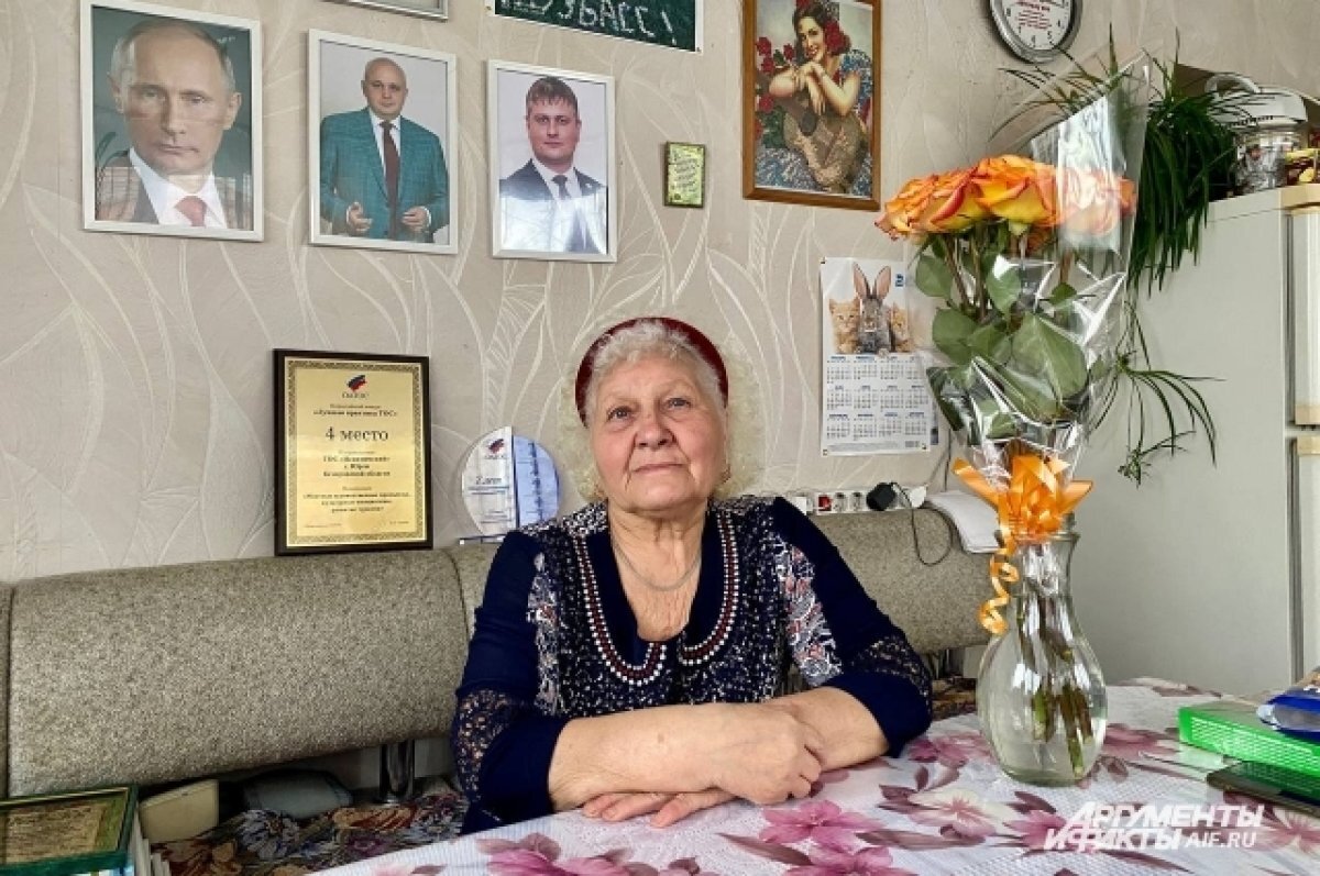    Цветы Вере Васильевне принёс один из военнослужащих.