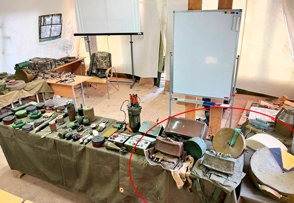 Богатая коллекция муляжей мин в одном из учебных центров. Выделена часть с минами направленного поражения (фото из открытых источников)