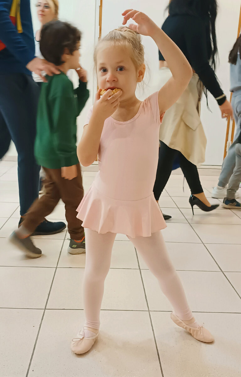 перед танцами необходимо подкрепиться.