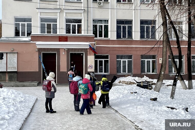    Местные сообщили, что дети переобуваются на улице из-за нехватки места в холле школы