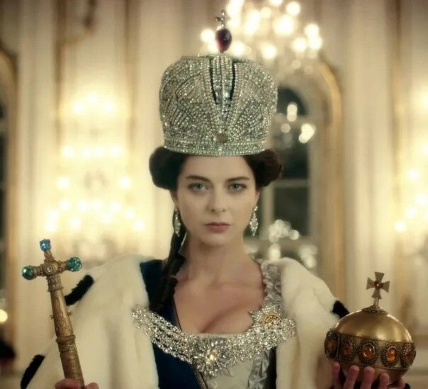 Актриса Марина Александрова в роли императрицы Екатерины II с державой и скипетром - символами высшей власти в России. Фото Яндекс.Картинки. 