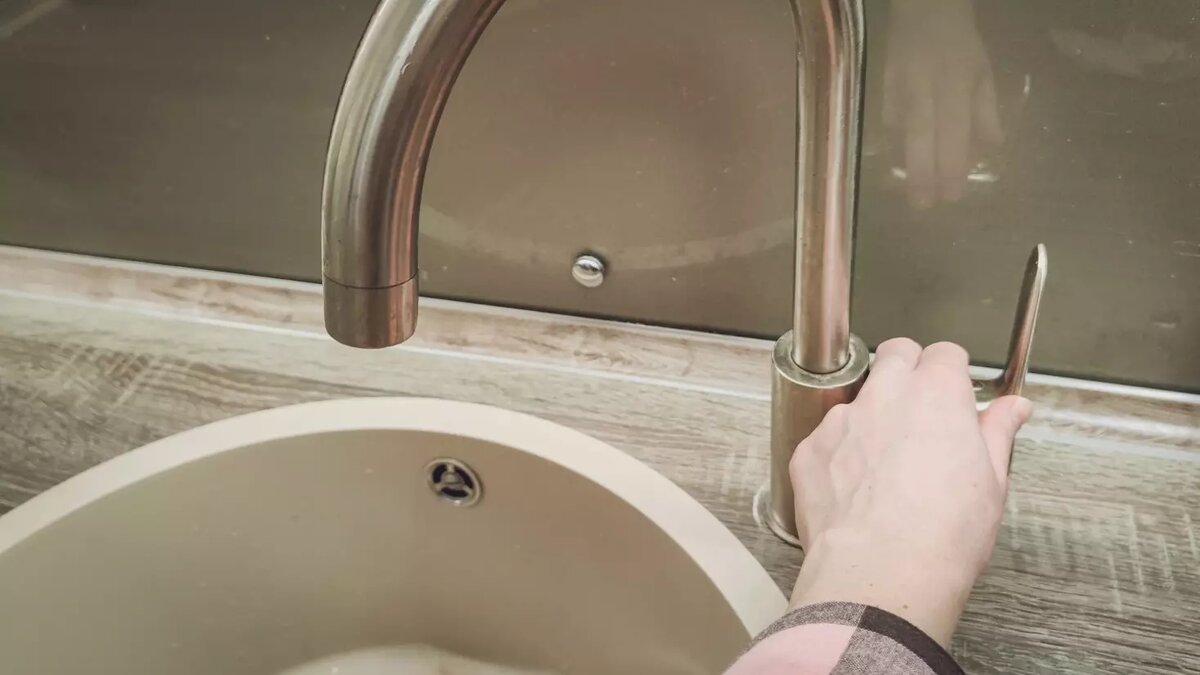     Мэр Нижнекамска Рамиль Муллин прокомментировал аварию на водопроводе, которая лишила жителей воды в выходной день. Случился прорыв, из-за чего давление холодной воды и температура горячей воды снизились. Об этом градоначальник заявил в ходе еженедельного совещания.