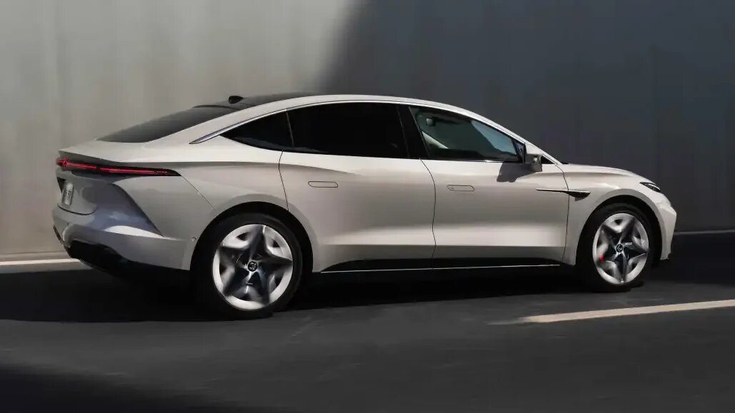    Rising Auto F7. Фото SAIC