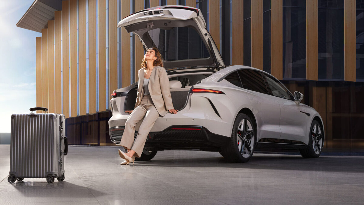    Rising Auto F7. Фото SAIC