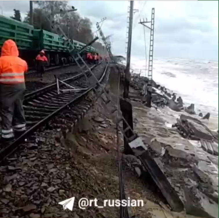 Шторм в Сочи: Восстановление размытой железной дороги попало на видео ...