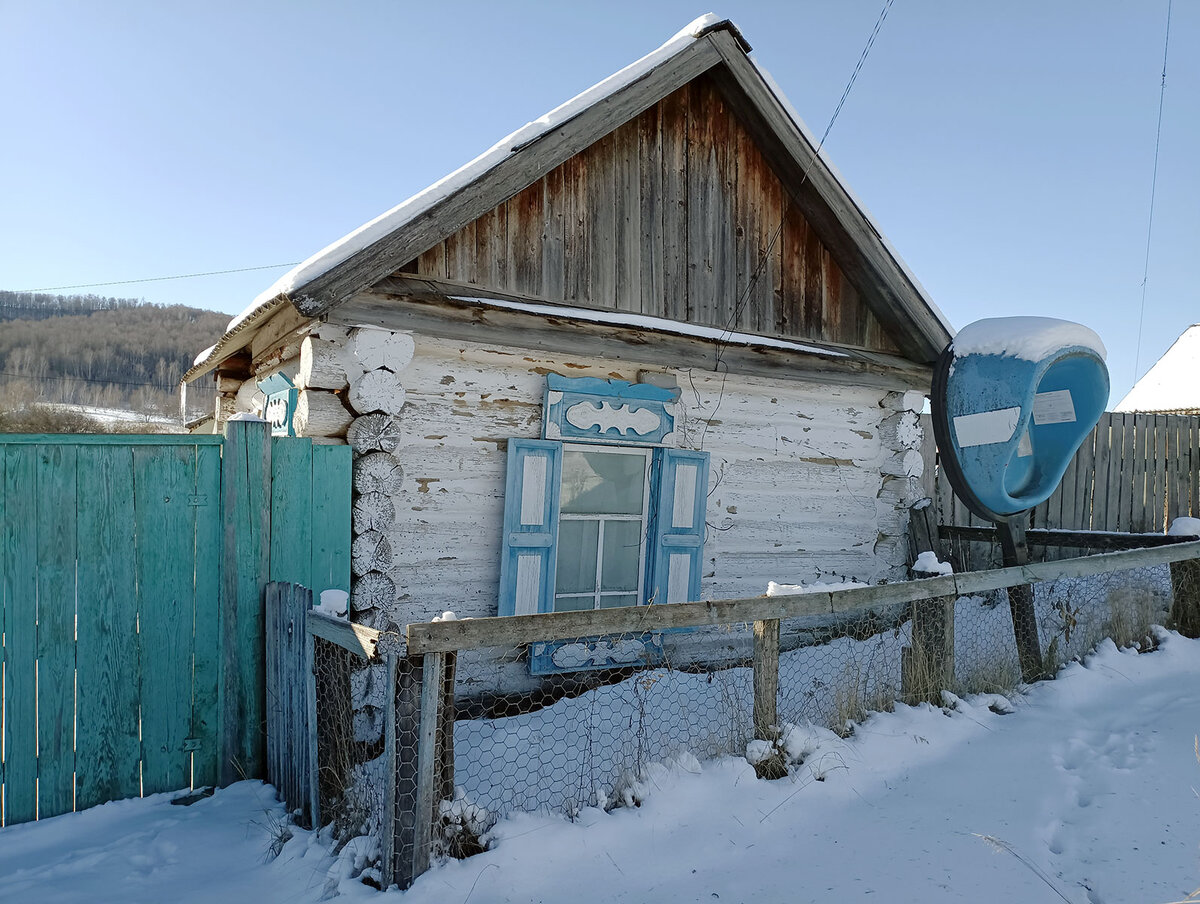 Обратите внимание на этот нежилой домик. Полгода назад на нём ещё висел таксофон, недавно его сняли за невостребованностью