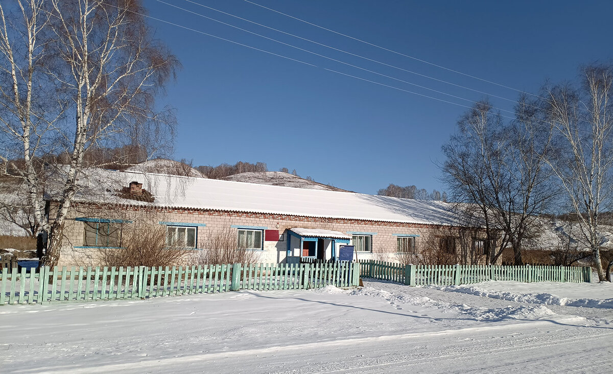 Вот уже несколько месяцев здание клуба пустует. С тех пор, как заведующая ушла на пенсию, культурных мероприятий в деревне нет