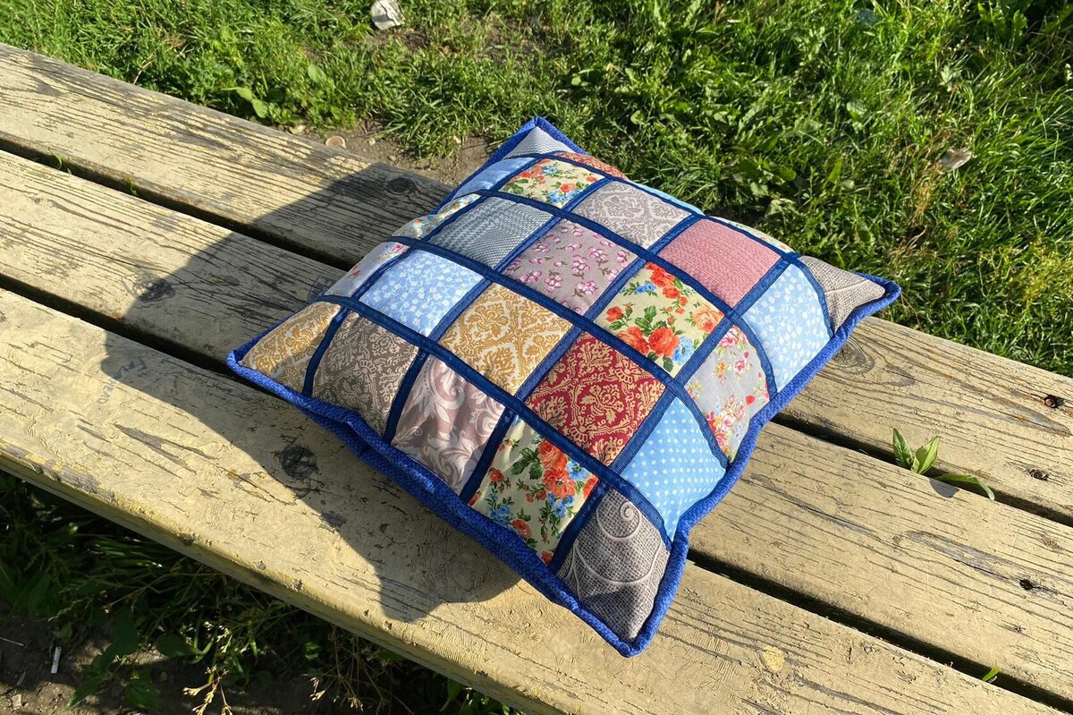 Декоративная диванная подушка, сшитая из остатков ткани