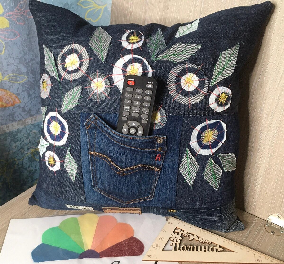 Диванная подушка, сшитая из старых джинсов 