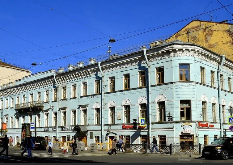 Ни одна экскурсия по Литейной части Санкт-Петербурга не обходятся без упоминания об этом замечательном Доме. Ну что ж: мы не исключение!