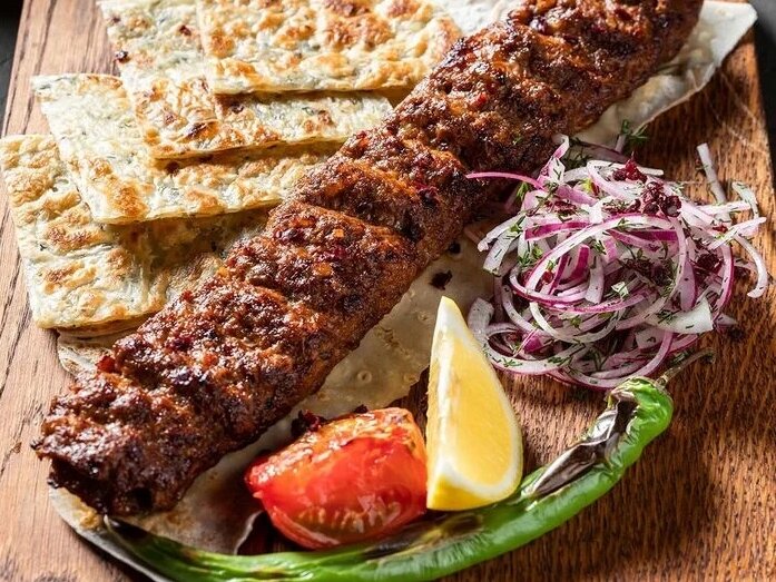 Turkish kebab. Адана кебаб. Адана кебаб турецкая кухня. Турецкий люля кебаб. Люля кебаб Адана.