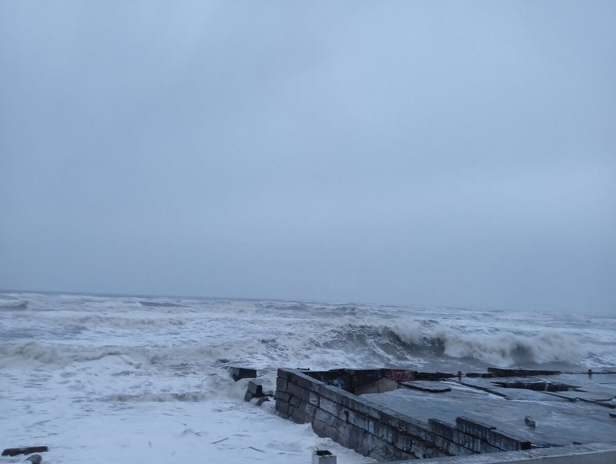 В Сочи, как и прогнозировалось, пришел Мега шторм 🌊 Фото и видео шторма в  Адлере | С камерой по России | Дзен