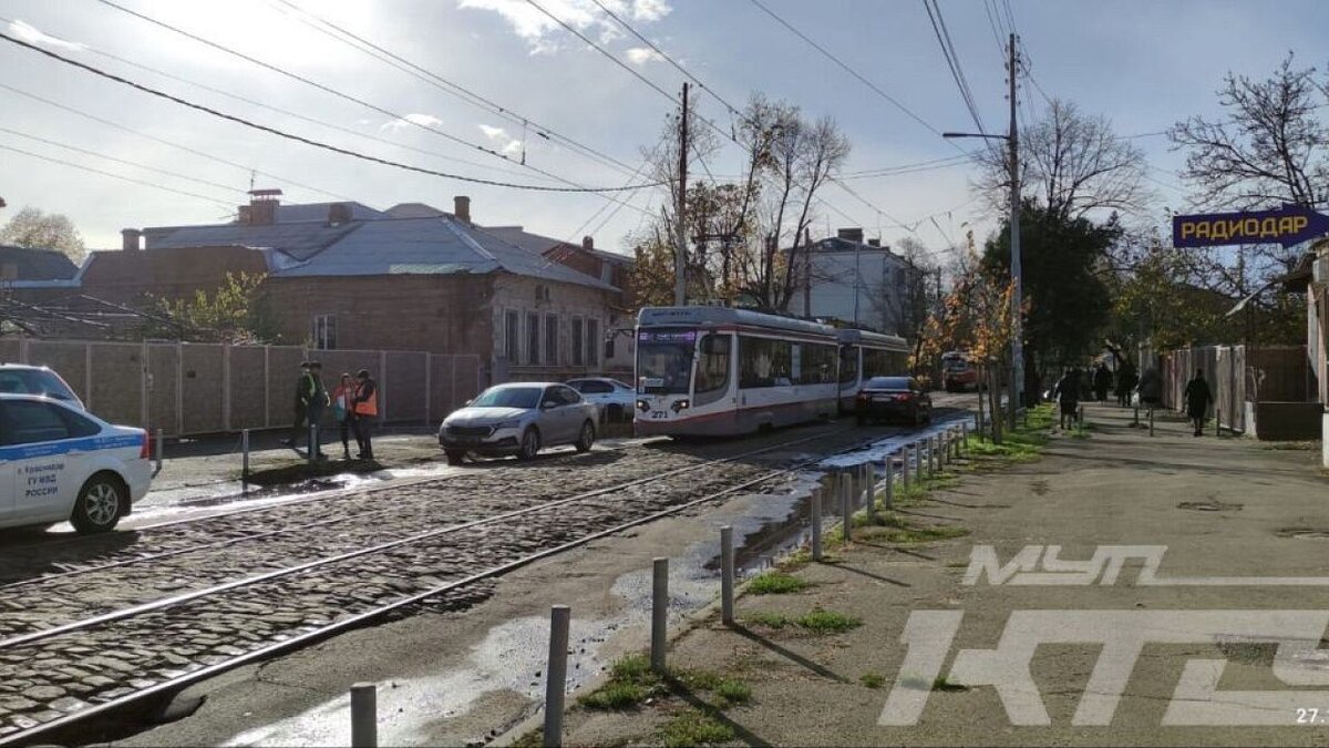 В Краснодаре припаркованный автомобиль остановил движение трамваев |  Краснодар. Новости | Дзен