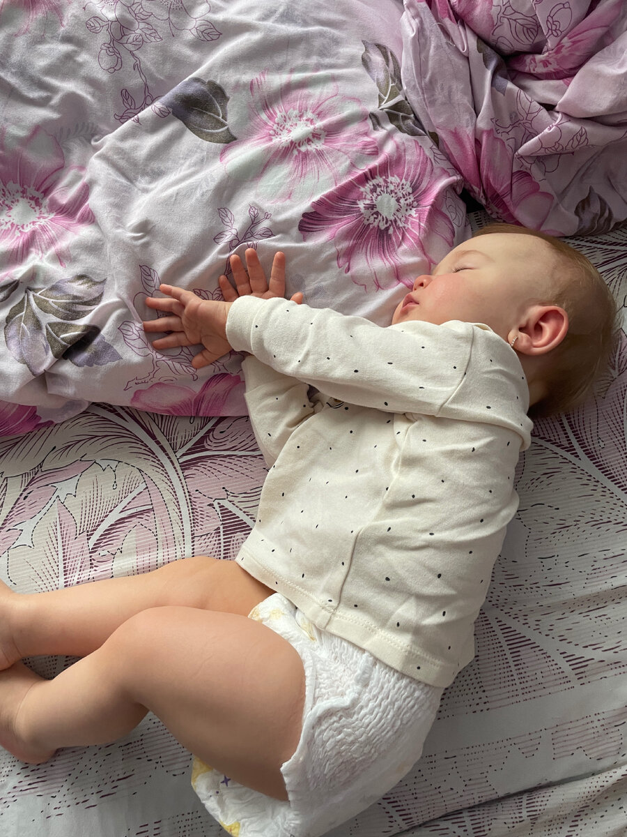 Мама уже проснулась. Алиса спит ночной сон. Время  10:30 утра))