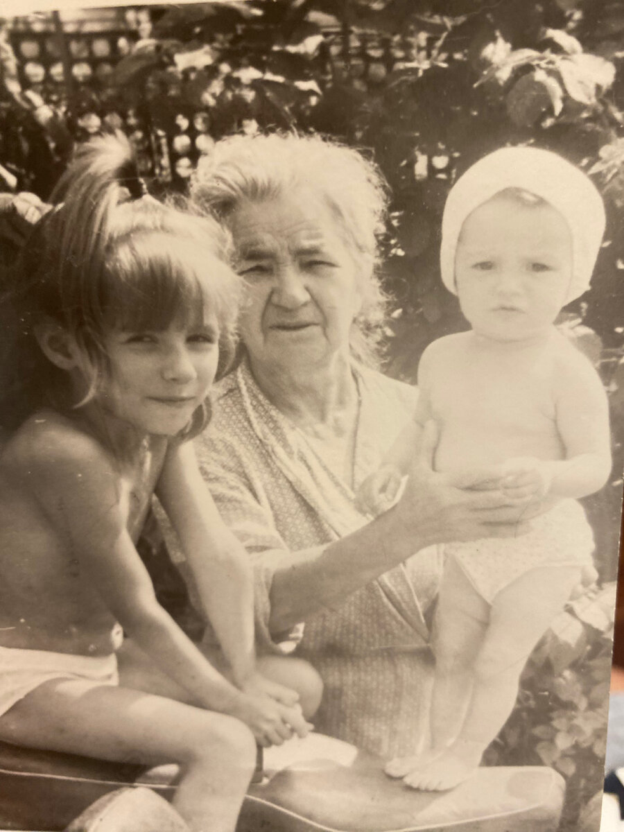 С двоюродной сестрой у прабабушки